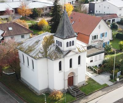 Quelle: Björn Sieper Kirche mit Pfarrhaus