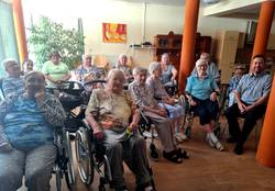 Quelle: Pfr. Andreas Moll Seniorenheimbewohner*innen mit Pfr. Moll im Andachtsraum des Senioenhauses in Renchen