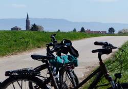 Quelle: Ulrich Sapel geparktes Fahrrad an einem Fahrradweg